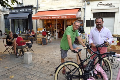 France, Dordogne (24), Périgord Blanc, Périgueux, Place Saint-Silain, restaurant l'Espace du 6ème Sens, le chef Francis Delpey (en vert) et Christophe Constantin de Un Vélo Pour Tous (en rose)