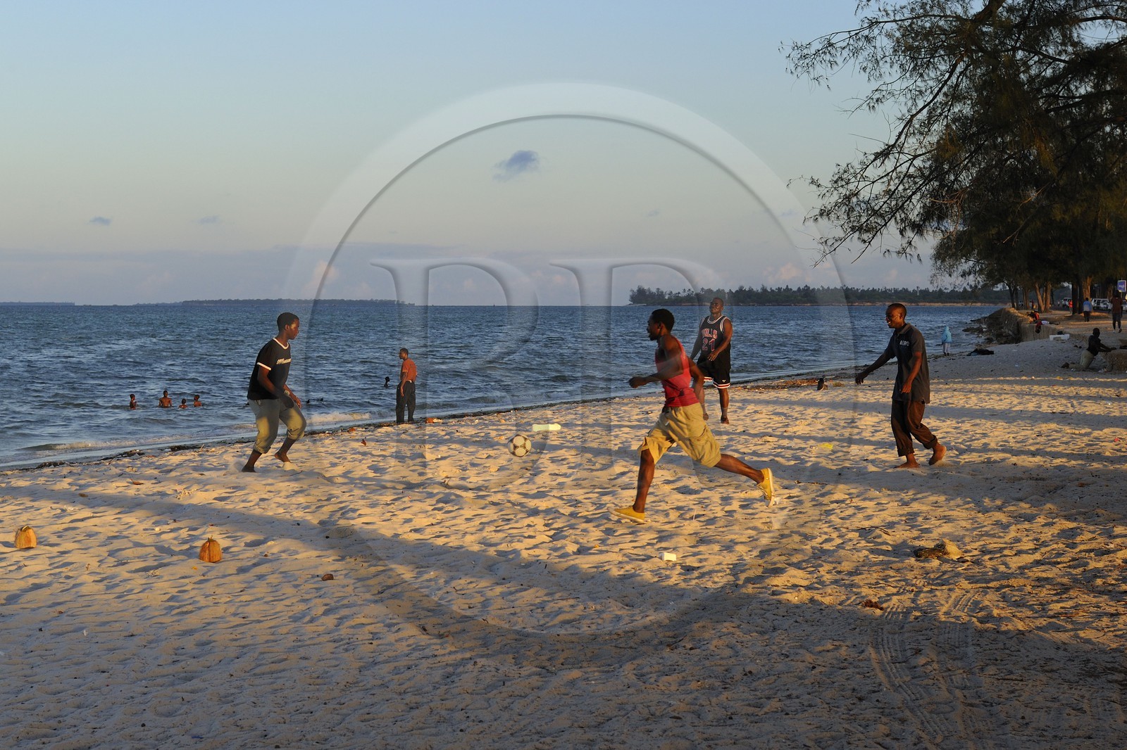 Tanzanie, Dar es-Salaam, footballeurs  sur la plage de Ocean road dans le quartier de Kivukoni
