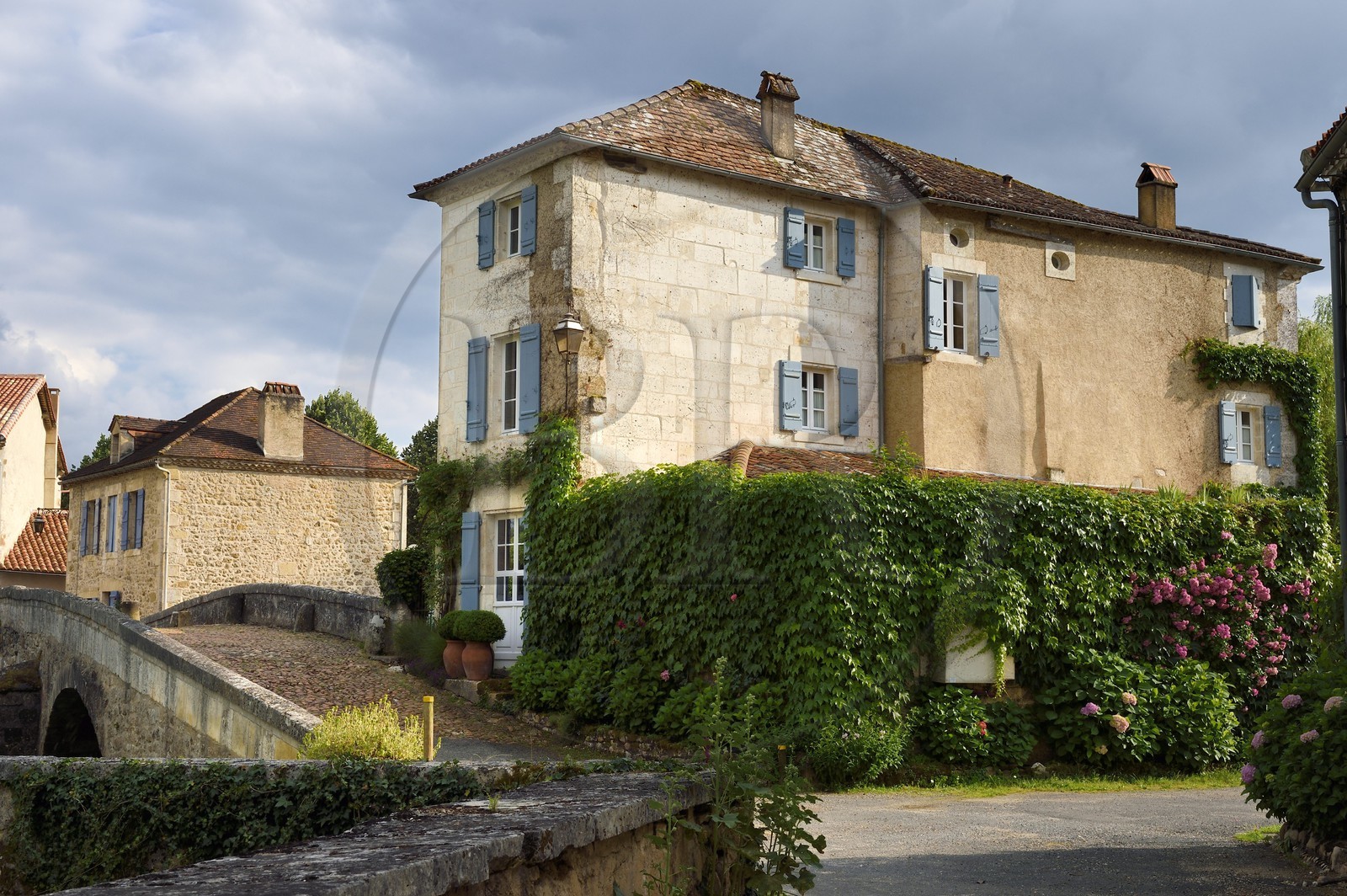 France, Dordogne (24), Périgord Vert, Saint-Jean-de-Côle, labellisé Les Plus Beaux Villages de France, l'ancienne pharmacie à côté du vieux pont
