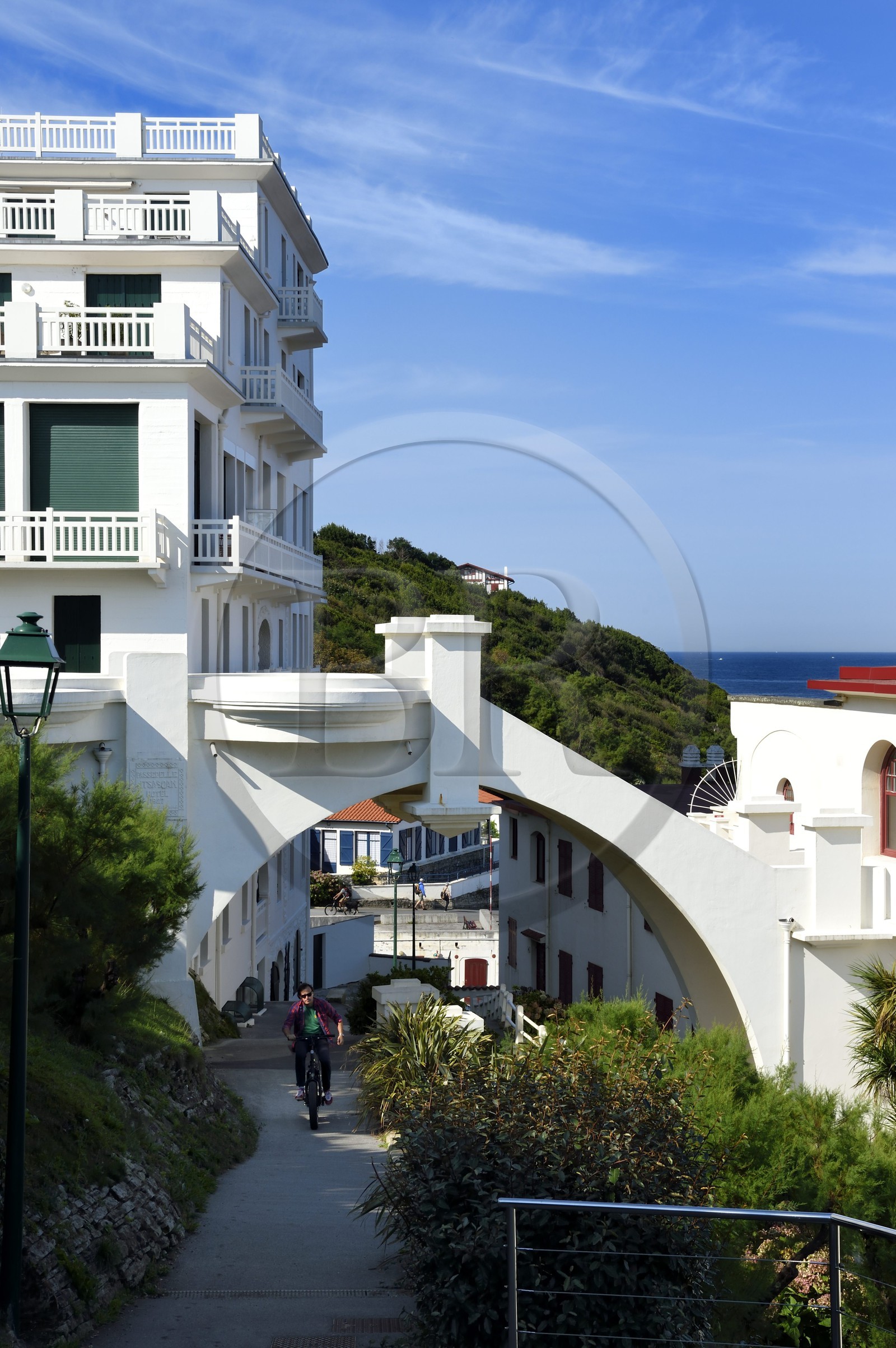 France, Pyrénées-Atlantiques (64), la côte du Pays-Basque, Guéthary, l'ancien hotel Guétharia art déco construit dans les années 1920 transformé en résidence