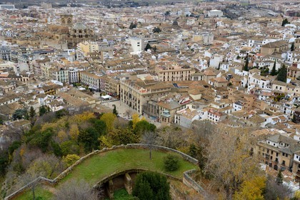 Espagne, Andalousie, Grenade, vue sur l'ancien quartier arabe de l' Albayzin classé Patrimoine Mondial de l'UNESCO à droite, la plaza Nueva et la cathédrale à gauche, remparts de l'Alhambra au premier plan