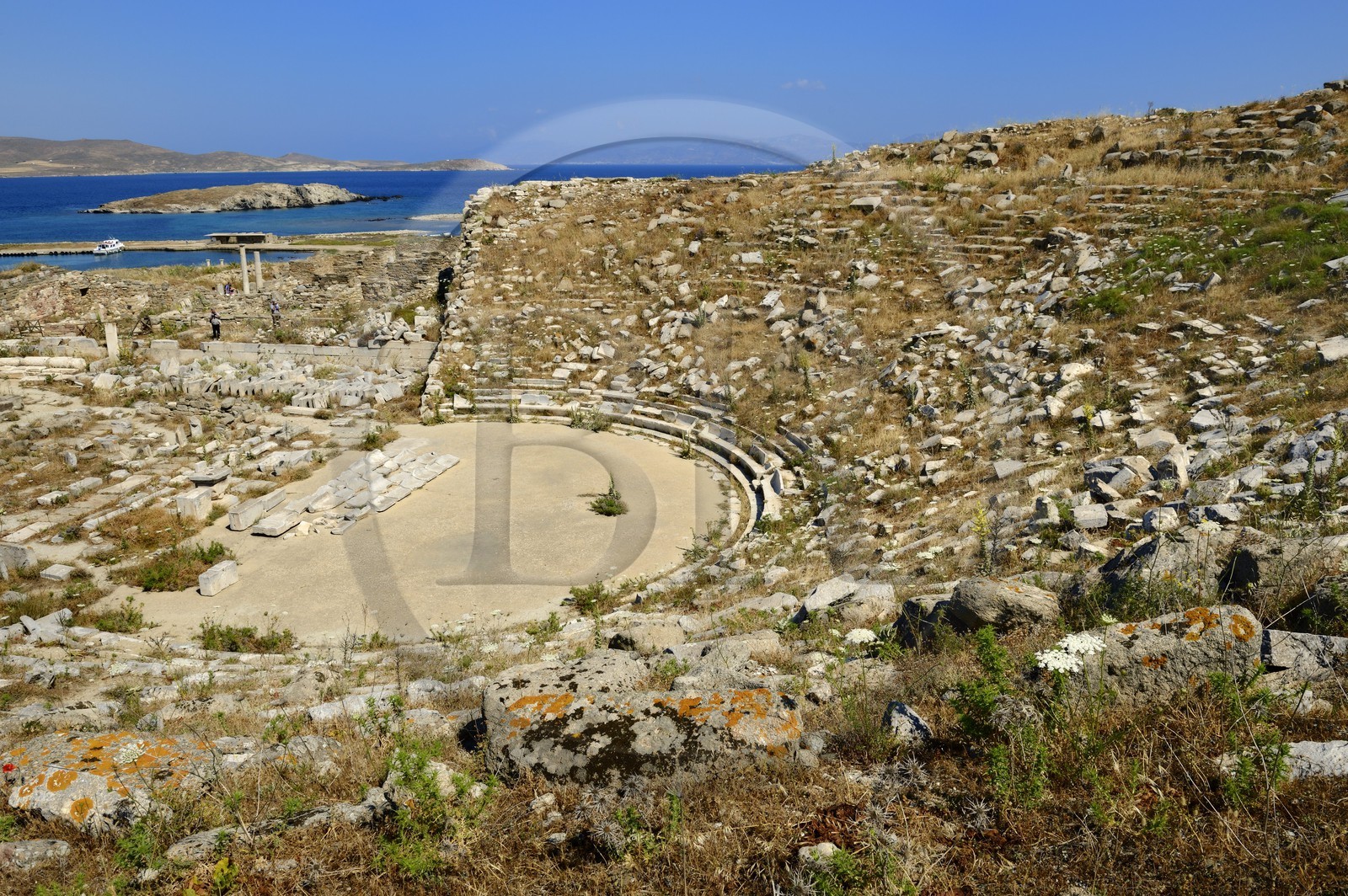 Grèce, île de Delos, classée Patrimoine Mondial de l'UNESCO, site archéologique de Délos, sanctuaire d'Apollon, la plus grande cité antique de la mer Egée, le théatre et le quartier du théatre
