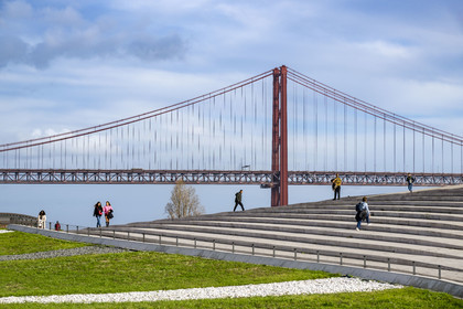 Portugal, Lisbonne, quartier de Belem, MAAT (Musée d'Art, Architecture et Technologie ou Museu de Arte, Arquitetura e Tecnologia) sur les bords du Tage, inauguré en 2016 et conçu par l'architecte britannique Amanda Levete, le pont Ponte 25 de Abril en arrière plan