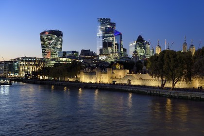 Royaume-Uni, Londres, les rives de la Tamise, la Tour de Londres, la City avec ses gratte-ciel, la tour dénommée le Talkie Walkie conçue par l'architecte Rafael Vinoly, la tour Le 30 St Mary Axe ou Swiss Re Building appelée aussi le cornichon concue par l'architecte Norman Foster