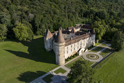 France, Nièvre (58), Parc naturel régional du Morvan, Bazoches, le chateau de Bazoches qui fut propriété du maréchal Sébastien le Prestre de Vauban (vue aérienne)