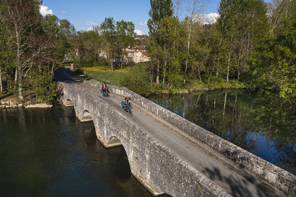 France, Charente (16), vibrac, le Pont coudé médiéval qui traverse La Charente sur le trajet de la véloroute la Flow Vélo (vue aérienne)