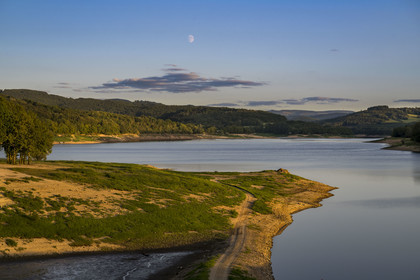 France, Nièvre (58), Parc naturel régional du Morvan, Chaumard, lac de Pannecière avec un lever de lune (vue aérienne)