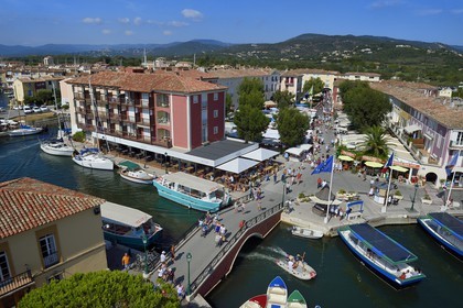 France, Var (83), golfe de Saint-Tropez, la cité lacustre de Port-Grimaud, la place du marché et le vieux village de Grimaud en arrière plan à gauche