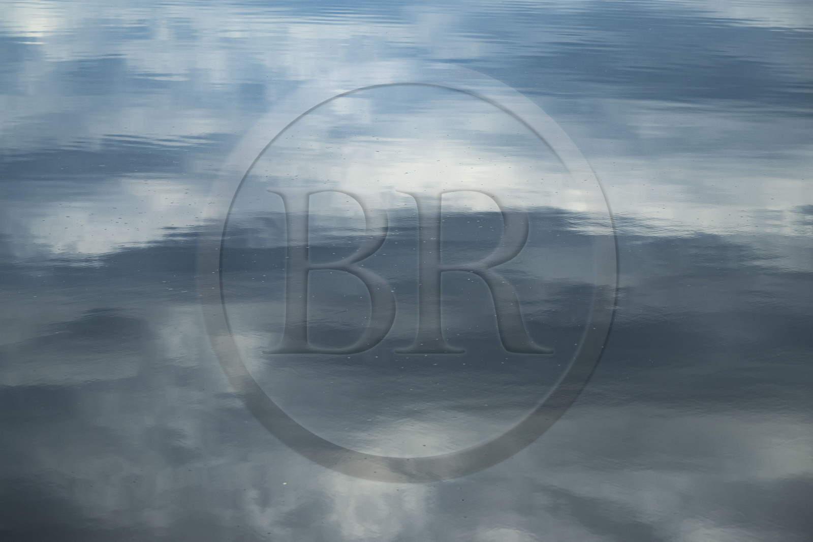 France, Hérault (34), La Grande-Motte, canal du Rhône à Sète, reflets sur l'eau