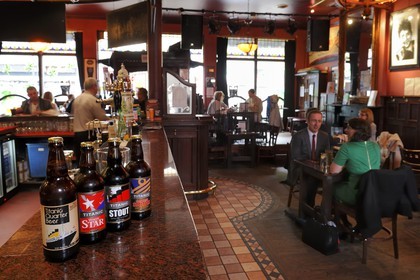 Royaume-Uni, Irlande du Nord, Belfast, quartier de la cathedrale, le John Hewitt pub, bières de microbrasseries créées en hommage au Titanic et à la White Star