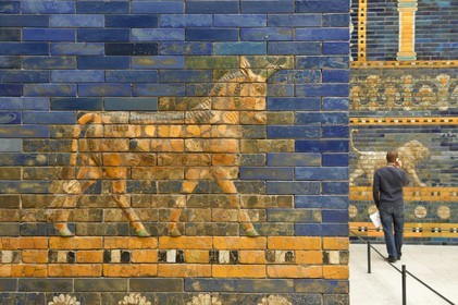 Allemagne, Berlin, l'Ile aux musées, classée Patrimoine Mondial de l'UNESCO, musée de Pergame (Pergamonmuseum), Porte d'Ishtar construite en -580 av. JC (empire néobabylonien) sur ordre du roi Nabuchodonosor II à Babylone (Irak)