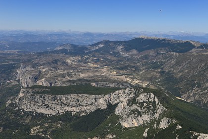 Alpes-de-Haute-Provence (04), Parc Naturel Régional du Verdon, montagne des Gorges du Verdon vers Moustiers-Sainte-Marie, la chaîne des Alpes en arrière plan (vue aérienne)