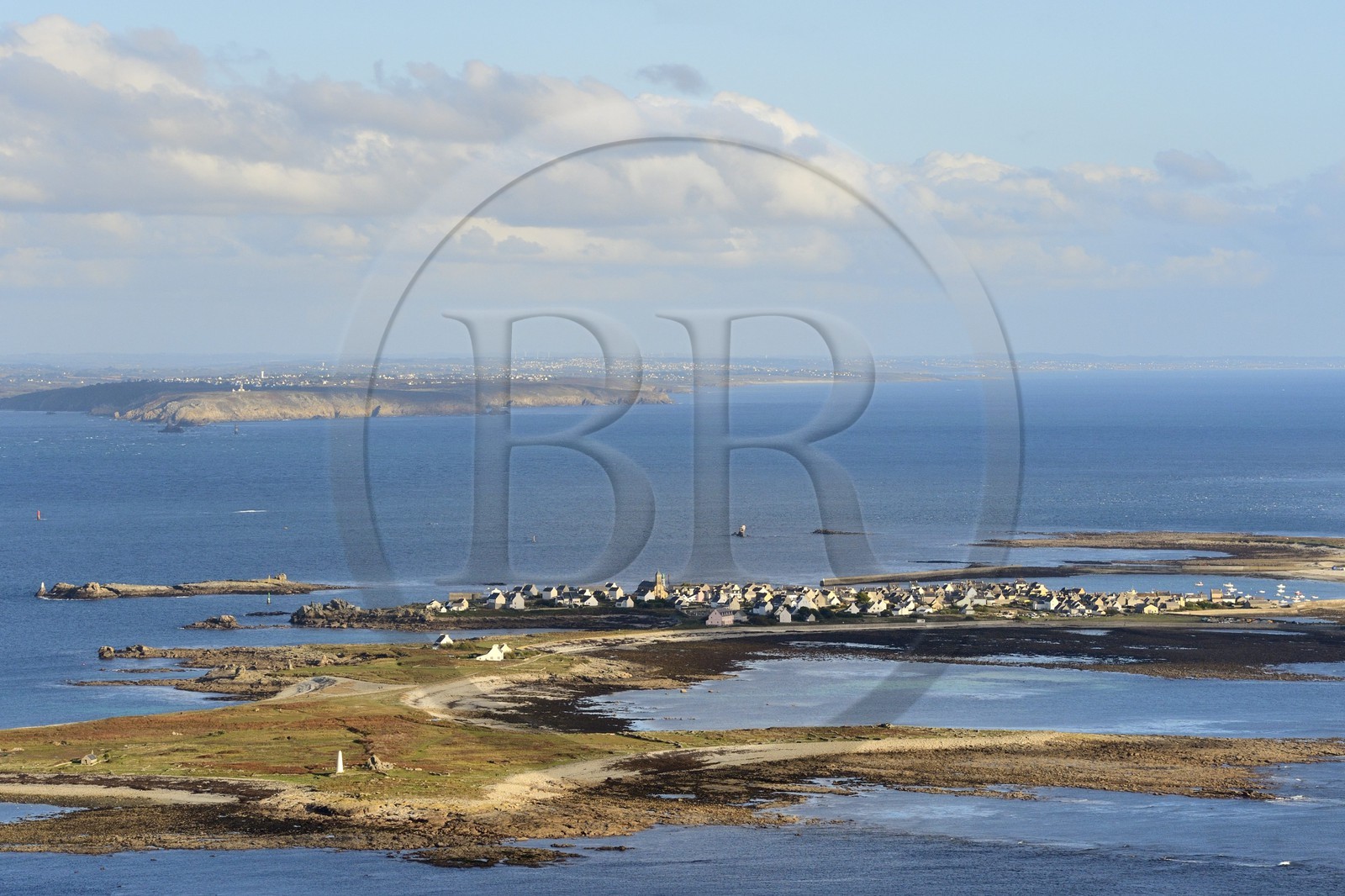 France, Finistère (29), Mer d'Iroise, parc naturel régional d'Armorique, Ile de Sein, labellisé Les Plus Beaux Villages de France  et la Pointe du Raz en arrière plan (vue aérienne)
