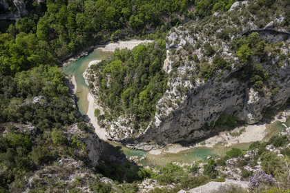 France, Alpes-de-Haute-Provence (04), parc naturel régional du Verdon, Gorges du Verdon, vue sur le Verdon et la Brèche Imbert depuis le belvédère du balcon de la Mescla