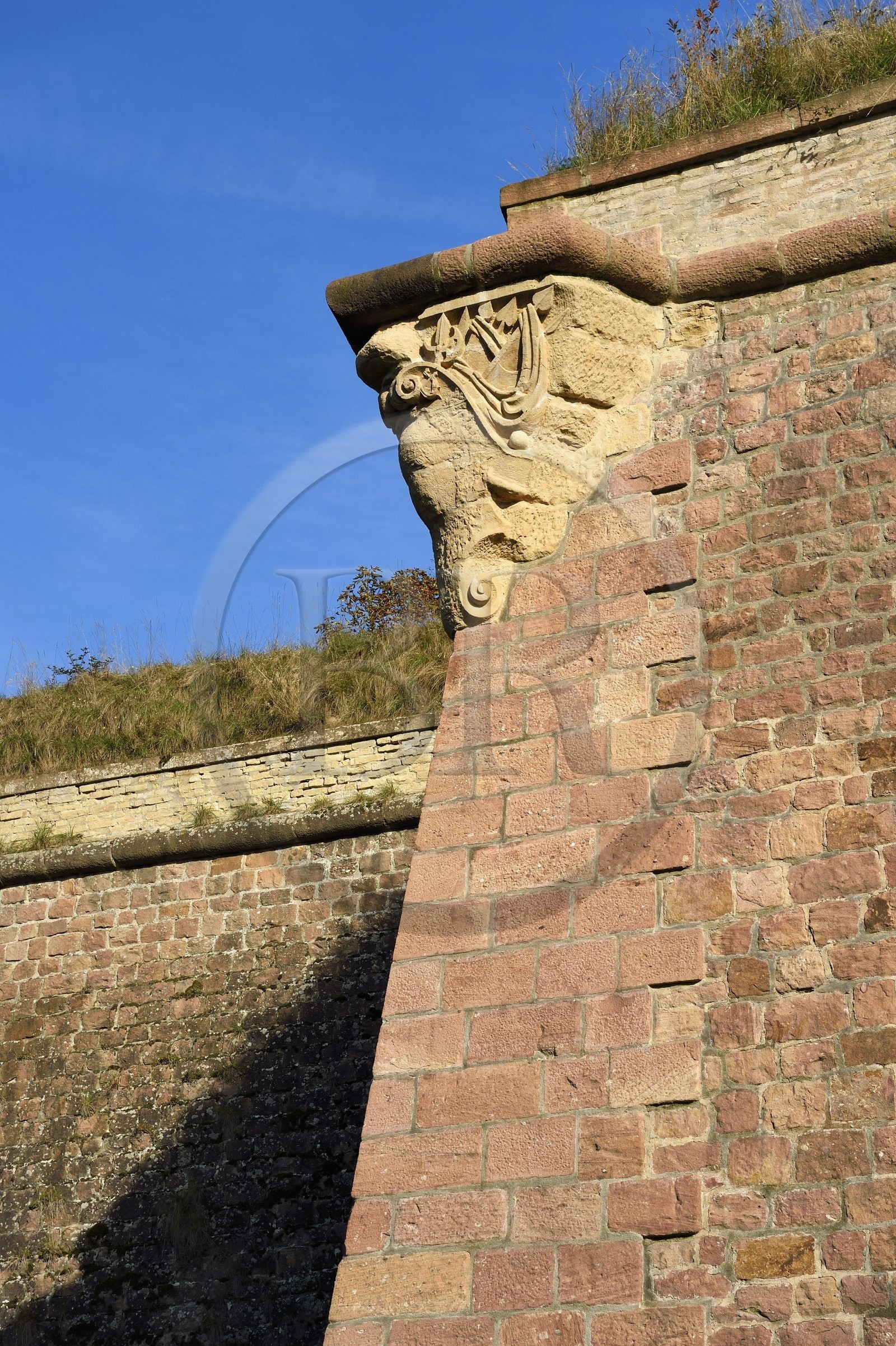 France, Haut-Rhin (68), Neuf-Brisach, ville fortifiée par Vauban, classée Patrimoine Mondial de l'UNESCO, fossé et fortifications entre la Porte de Belfort et la Porte de Colmar, emplacement des échauguettes qui étaient en bois pour être démontées