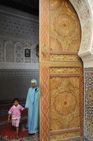 Maroc, Moyen Atlas, Fès, ville impériale, médina classée Patrimoine Mondial de l'UNESCO, Fès el Bali, la mosquée funéraire Zaouïa de Sidi Ahmed Tijani, plâtre sculpté et zelliges de l'entrée