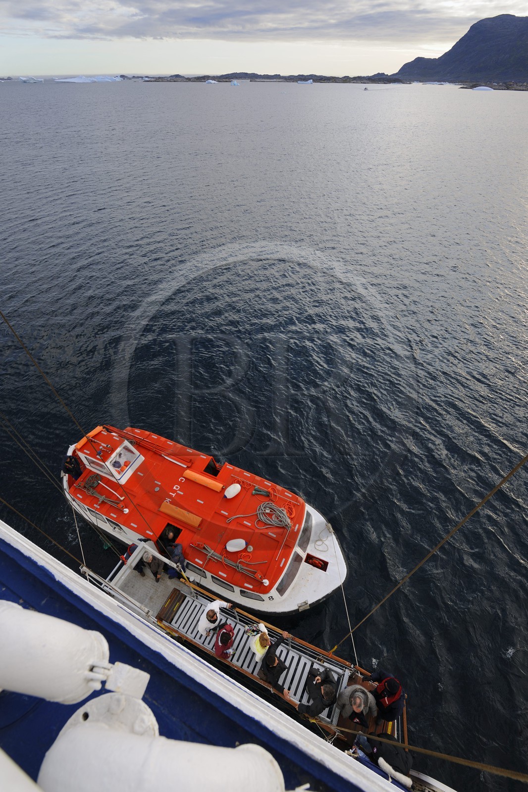 Groenland, fjord de Nanortalik, le bateau de croisière le Princess Danané au mouillage, embarquement des passagers par la chaloupe