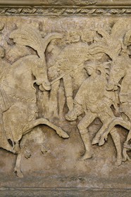 France, Seine-Maritime (76), Rouen, place de la Pucelle, Hôtel de Bourgtheroulde a été bati dans la première moitié du XVIe siècle par Guillaume Le Roux, fresque en bas-relief de la Galerie d'Aumale représentant l'entrevue du camp du Drap d'Or entre François Ier et le roi d'Angleterre Henri VIII, détail