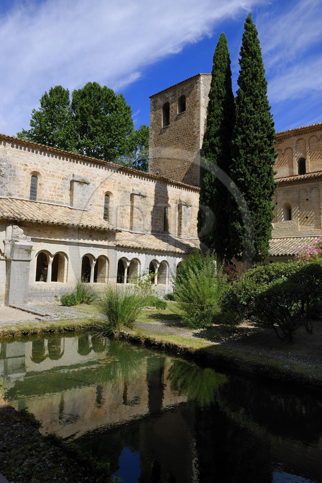 France, Hérault (34), village médiéval de Saint-Guilhem-le-Désert, étape du pélerinage de Saint-Jacques-de-Compostelle, labellisé Les Plus Beaux Villages de France, abbaye de Gellone du XIe siècle classée Patrimoine Mondial de l'UNESCO, Le cloître