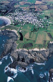 France, Morbihan (56), île de Groix, Locmaria sur la côte sud et épave de bâteau (vue aérienne)