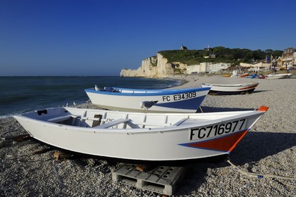 France, Seine-Maritime (76), Pays de Caux, Côte d'Albâtre, Etretat, la falaise d'Amont et l'église Notre-Dame-de-la-Garde depuis la plage de la ville avec les barques de pecheurs