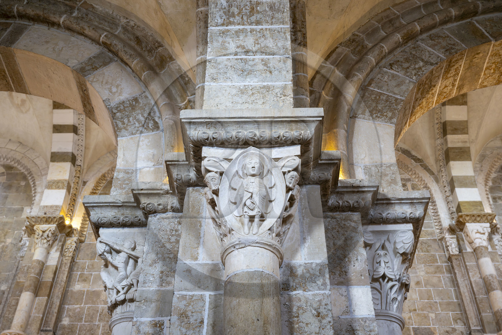 France, Yonne (89), parc naturel régional du Morvan, Vézelay, classé au Patrimoine Mondial de l'UNESCO, labellisé Les Plus Beaux Villages de France, point de départ de l'une des principales voies de pèlerinage de Saint-Jacques-de-Compostelle, la basilique Sainte-Marie-Madeleine, chapiteau de la nef (XIIe siècle), Daniel dans la fosse aux lions