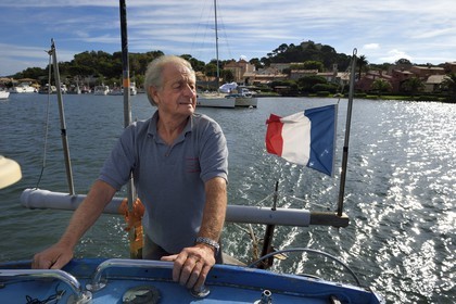 France, Var (83), Iles d'Hyères, parc national de Port Cros, Ile de Porquerolles, Bernard Samuel dit Sam le pêcheur sur son pointu (bateau) Le Corailleur quittant le port de Porquerolles