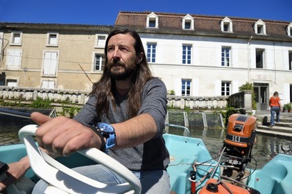 France, Charente (16), Bassac, moulin de Bassac, Cyprien Aoutin en bateau devant son moulin