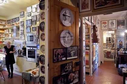 France, Var (83), Toulon, Philippe Mouren, Monsieur Cinéma qui collectionne les affiches de films dans son appartement avec une affection toute particulière pour Mylène Demongeot