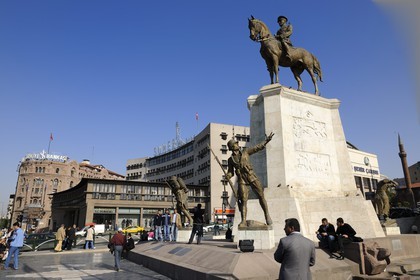 Turquie, Anatolie centrale, Ankara, (place) Ulus Meydani où trône la statue équestre de Atatürk