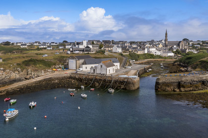 France, Finistère (29), Mer d'Iroise, Ile d'Ouessant, le petit port de Lampaul et le bourg en arrière plan (vue aérienne)