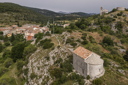 France, Var (83), Dracénie, Comps-sur-Artuby, la chapelle Saint-Jean-Baptiste au premier plan et la chapelle Saint André (XIIème siècle) aussi appelée chapelle des Templiers, construite au XIIème siècle par les Hospitaliers de l'ordre de Saint-Jean de Jérusalem en arrière plan (vue aérienne)