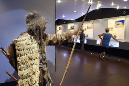 France, Alpes-Maritimes (06), vallée de la Roya, Tende, musée départemental des Merveilles, reconstitution du costume d'un alpin de 3200 ans avant J.C.