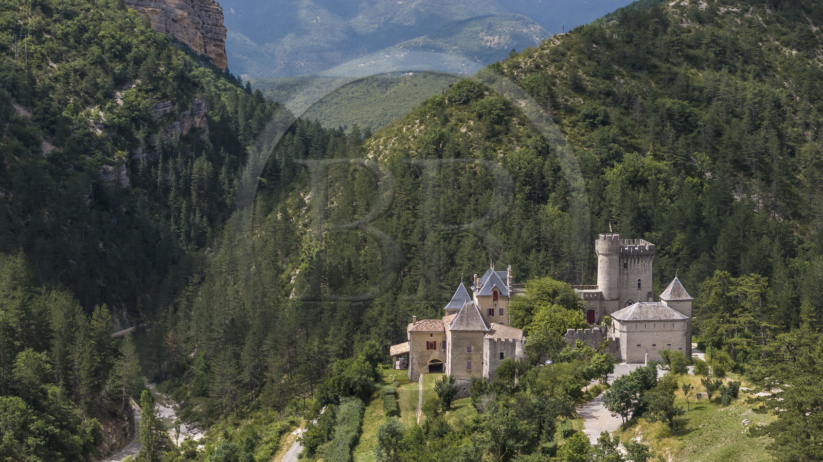 France, Drôme (26), parc naturel régional des Baronnies provençales, Aulan, château (XIIe siècle reconstruit XIXe siècle), les gorges d'Aulan qui longent le Toulourenc en arrière plan (vue aérienne)