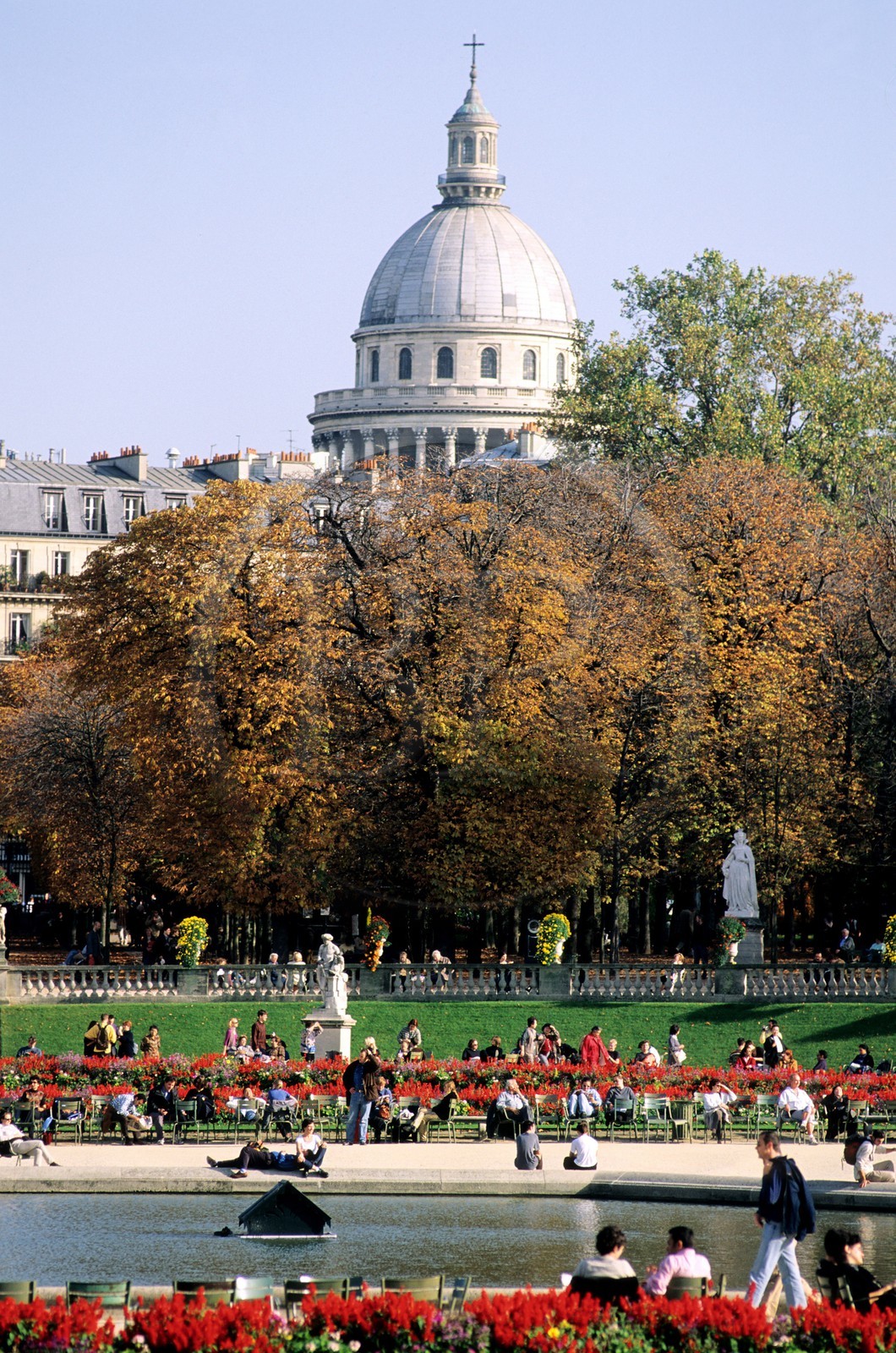 France, Paris (75), le jardin du Luxembourg, autour du grand bassin avec au fond le Panthéon