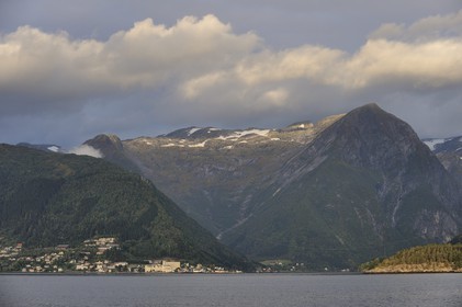 Norvège, comté de Sogn Og Fjordane, le sognefjorden à Balestrand, l'Hôtel Kvikne de style suisse