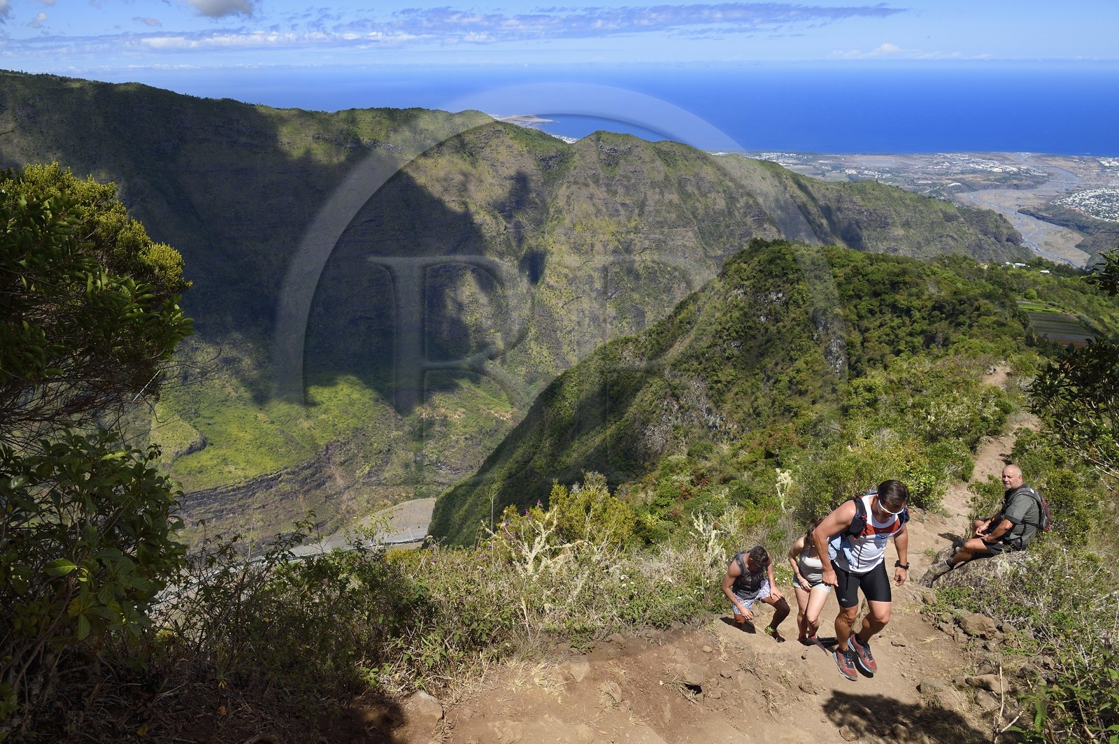 France, Ile de la Reunion, Parc National de la Réunion classé Patrimoine Mondial de l'UNESCO, La Possession, vers le village de Dos d'Ane, randonnée de la Roche Bouteille par le sentier Cap Noir, la Rivière des Galets en dessous et sur la cote Ouest en arrière plan