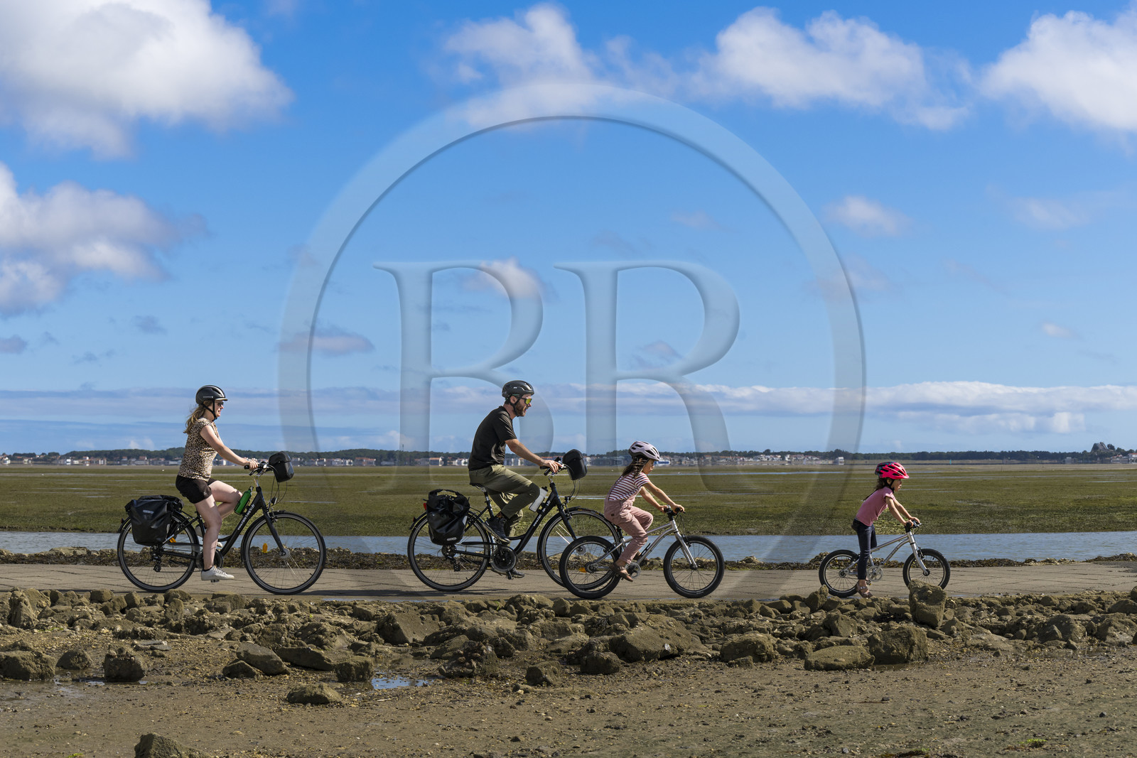 France, Vendée (85), île de Noirmoutier, Barbatre, cyclistes sur le passage du Gois, chaussée submersible qui relie l'île au continent à marrée basse