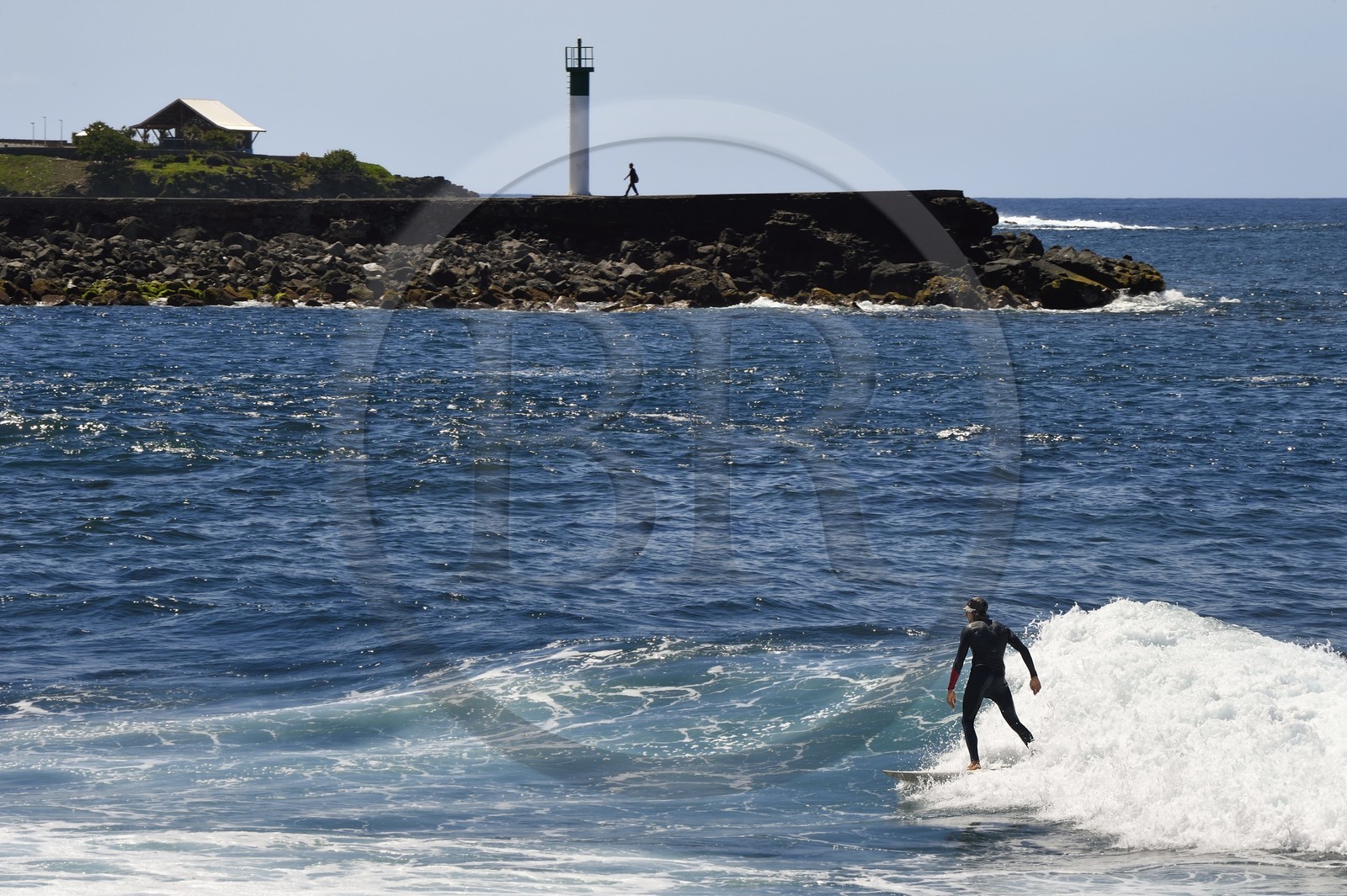France, Ile de la Reunion, ville de Saint-Pierre, surfeurs à la sortie du port