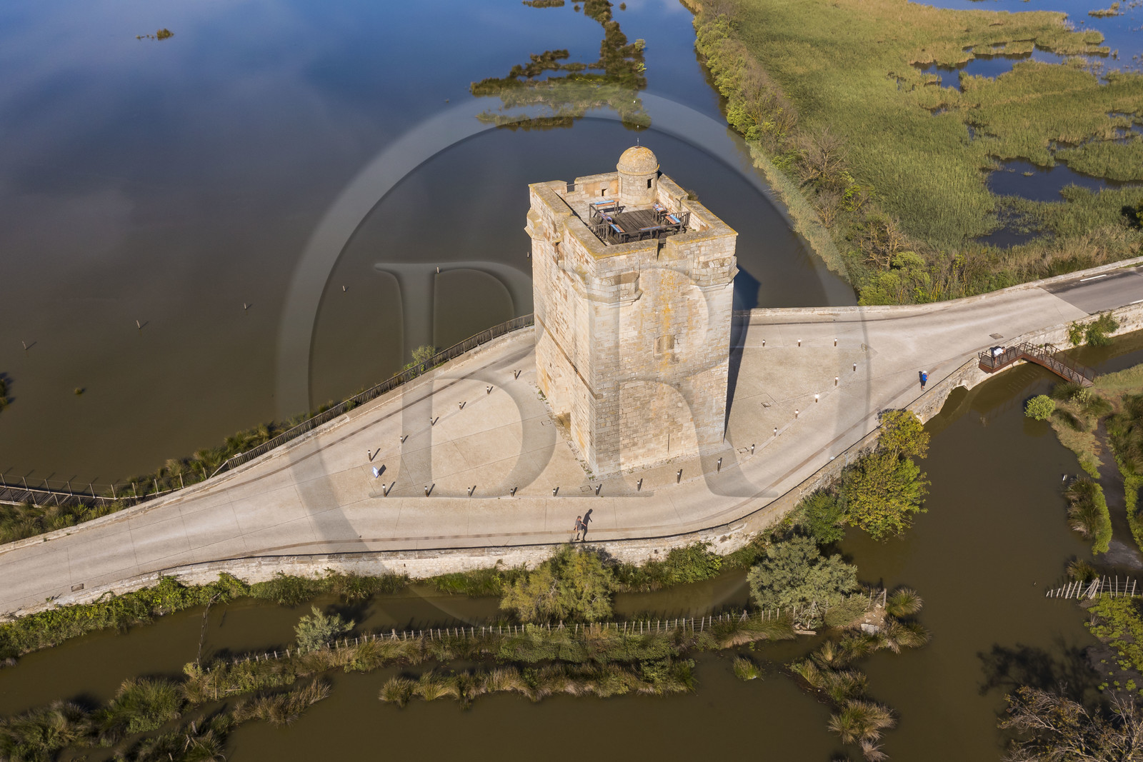 France, Aigues-Mortes, Saint-Laurent-d'Aigouze, la Tour Carbonnière dans la Petite Camargue (vue aérienne) France, Aigues-Mortes, Saint-Laurent-d'Aigouze, the Carbonnière Tower in the Petite Camargue (aerial view)