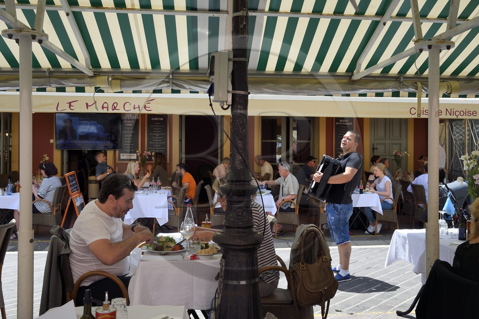 France, Alpes-Maritimes (06), Nice, vieille ville, marché du cours Saleya, terrasse de restaurant