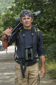 France, Drôme (26), parc naturel régional des Baronnies provençales, Rémuzat, Christian Tessier, directeur de l'association Vautours en Baronnies, part observer des vautours fauves sur le plateau Saint-Laurent longue vue sur l’épaule