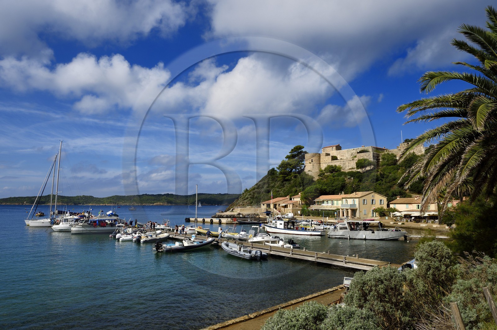 France, Var (83), Iles d'Hyères, parc national de Port Cros, Ile de Port-Cros, le Fort du Moulin surplombe le village de Port Cros