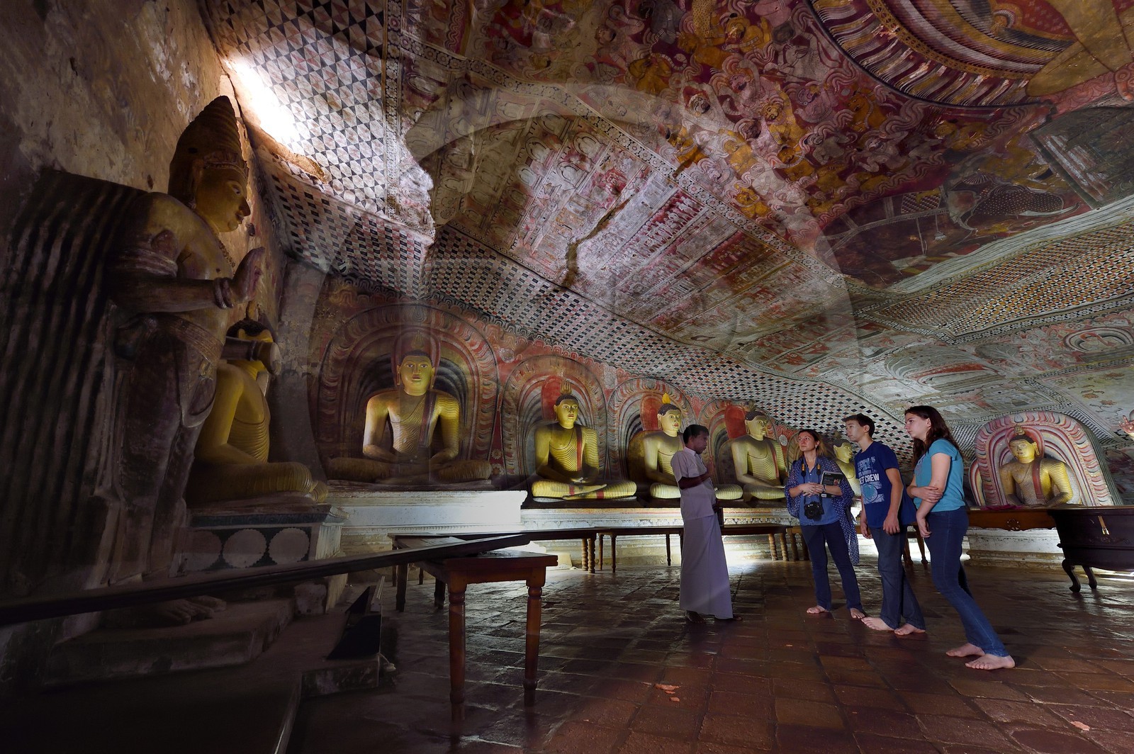 Sri Lanka, province du centre, district de Matale, Dambulla, Temple d'Or, Temple du Rocher Royal aussi appelé Ran Giri (Rocher doré) classé patrimoine mondial de l'UNESCO, la grotte n°2 Maharaja Viharaya est la plus vaste, statue du roi Walagamba à gauche