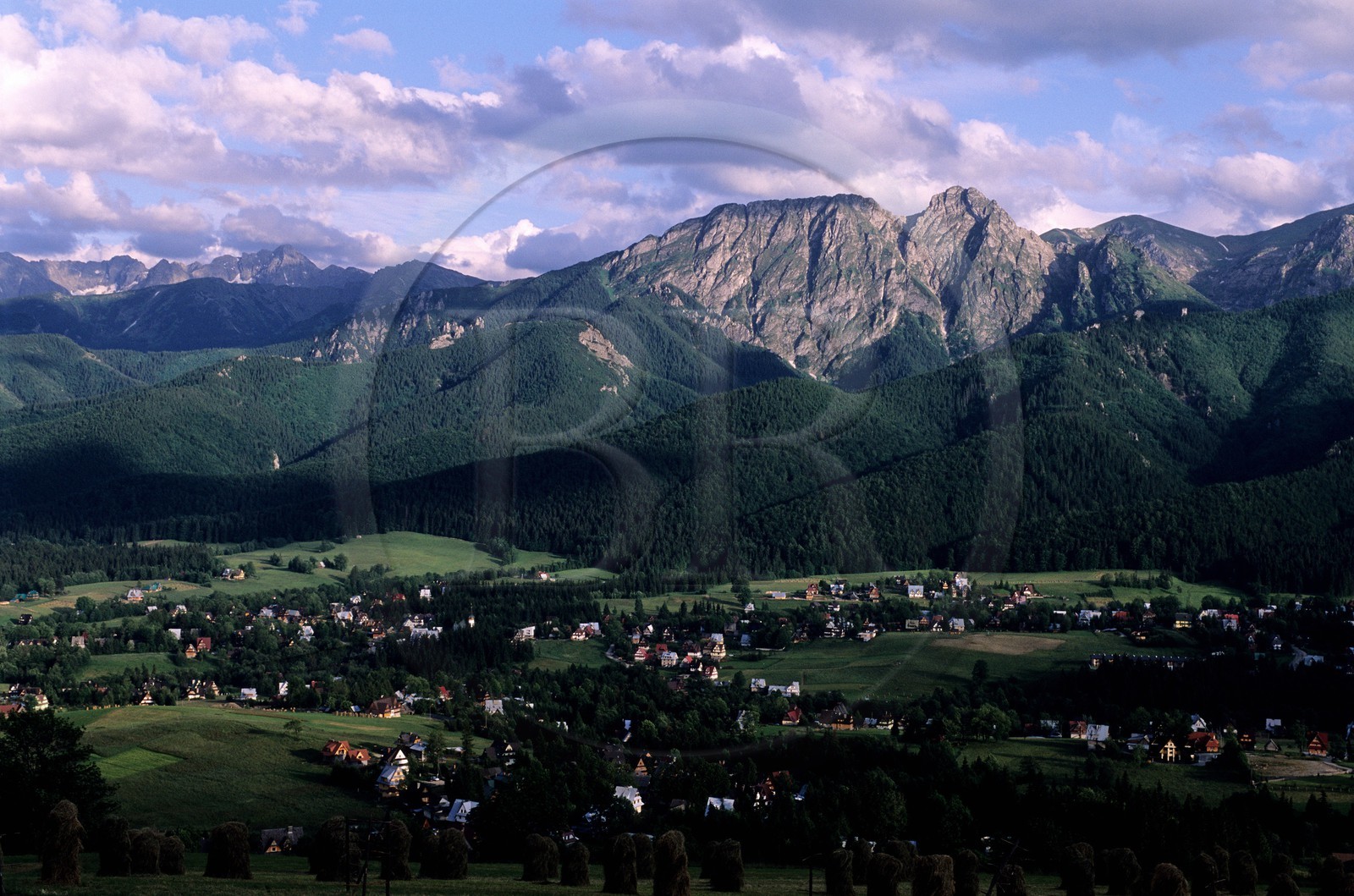 Pologne, Petite Pologne, Carpates, Zarcopane au pied du massif des Tatras et du Mont Rysy (2499m), plus haut sommet de Pologne