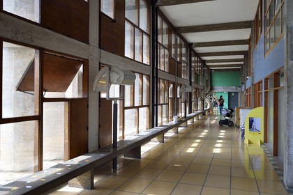 France, Bouches-du-Rhône (13), Marseille, oeuvre architecturale de Le Corbusier, classée Patrimoine Mondial de l'UNESCO, la Cité Radieuse par l'architecte Le Corbusier, le déambulatoire entre le 3e et le 4e étage