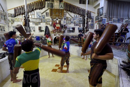 Iran, province d'Ispahan, Ispahan, maison de la force (Zurkhaneh) où est pratiqué le sport national traditionnel iranien appelé Varzesh-e Pahlavani