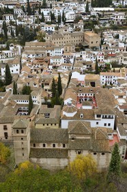 Espagne, Andalousie, Grenade, vue sur l'ancien quartier arabe de l' Albayzin classé Patrimoine Mondial de l'UNESCO et l'église San Pedro y San Pablo depuis l'Alhambra