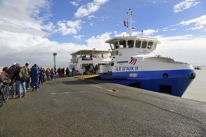 France, Charente-Maritime (17), Fouras, embarquement sur la navette faisant la liaison avec l'ile d'Aix au port de la Pointe de la Fumée