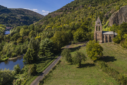 France, Haute-Loire (43), vallée de l'Allier, Saint-Julien-des-Chazes, chapelle Sainte-Marie-des-Chazes en bordure de l'Allier (vue aérienne)